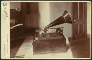 Hand-cranked gramophone with wooden base, 1871-1930.