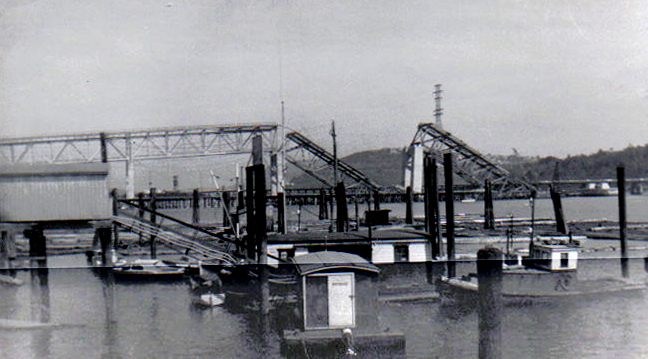 Photo of the collapsed bridge span.