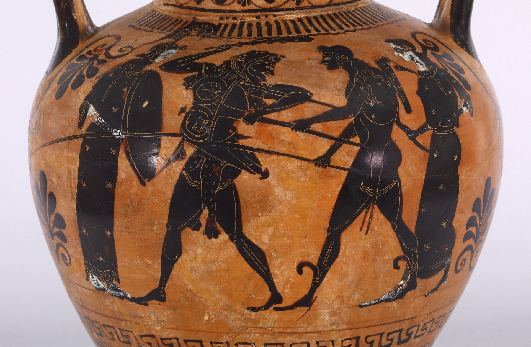 Herakles, dressed in a lion skin and wielding a club, plays tug-of-war with Apollo over the tripod. Apollo is nude and youthful with long hair. Behind Heracles stands Athena, with helm, shield, and spear, and behind Apollo stands Artemis with a bow.