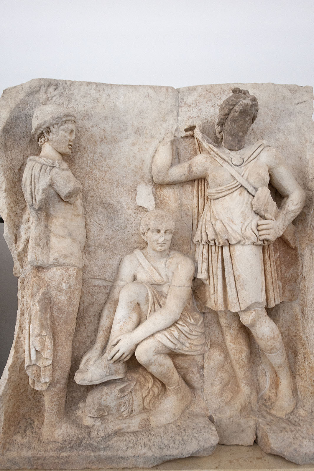 Atalanta, in a tunic with a scabbard slung over her shoulder, stands beside Meleager and another hero.