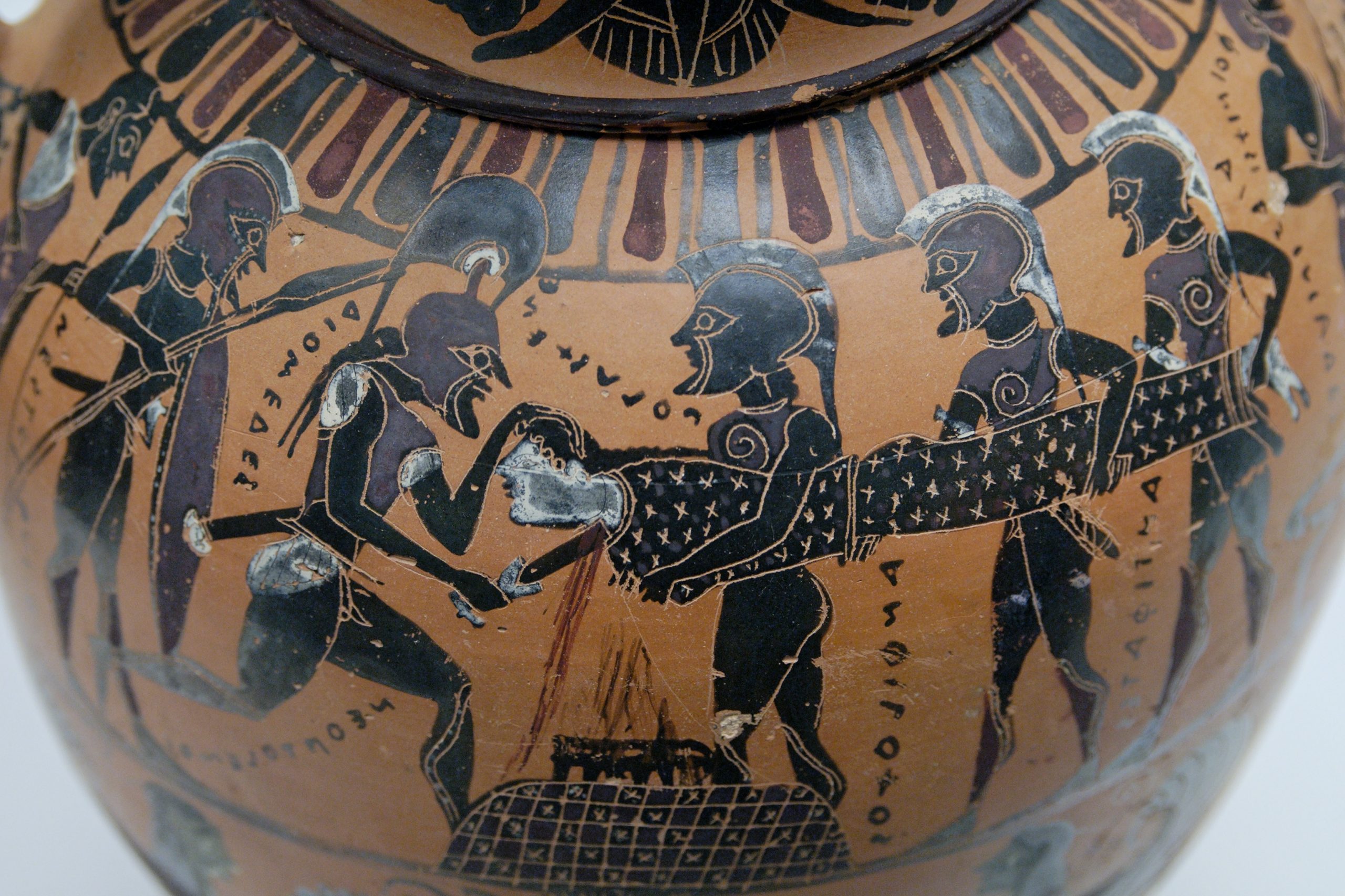 Three warriors hold Polyxena, a young woman, over an altar. Neoptolemus, labelled, stabs her neck with a knife and blood pours out. Other Greek warriors watch.