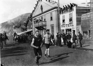 A footrace in Dawson City, ca.1900. (McCord Museum, MP-0000.2360.36)