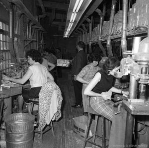 Figure 10.E2 Workers at Dominion Button Ltd., 1850 rue Saint-Antoine, 31 May 1967.