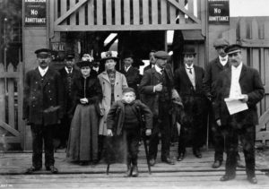 Awaiting deportation, Québec, 1912. (William James Topley/Library and Archives Canada/PA-020910) http://collectionscanada.gc.ca/pam_archives/index.php?fuseaction=genitem.displayItem&rec_nbr=3365973&lang=eng