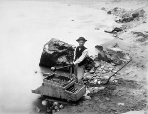 Washing gold on the Fraser River, ca. 1875. (Library and Archives Canada / PA-125990) http://collectionscanada.gc.ca/pam_archives/index.php?fuseaction=genitem.displayItem&rec_nbr=3192437&lang=eng