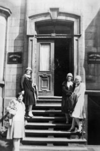 Four women outside the Finnish Immigrant Home in Montréal, ca. 1929. (Kangas, Victor / Library and Archives Canada / PA-127086) http://collectionscanada.gc.ca/pam_archives/index.php?fuseaction=genitem.displayItem&rec_nbr=3367692&lang=eng