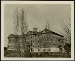 Kuper Island Residential School. (Canada. Dept. of Interior / Library and Archives Canada / e011156551-v8 ; e011156551_s1-v8) http://collectionscanada.gc.ca/pam_archives/index.php?fuseaction=genitem.displayItem&rec_nbr=4820442&lang=eng