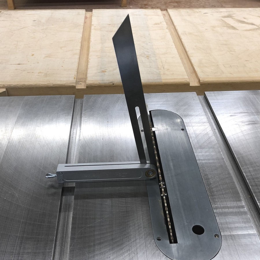 Setting an angle with a sliding T bevel, it is placed tight to the blade on the right side