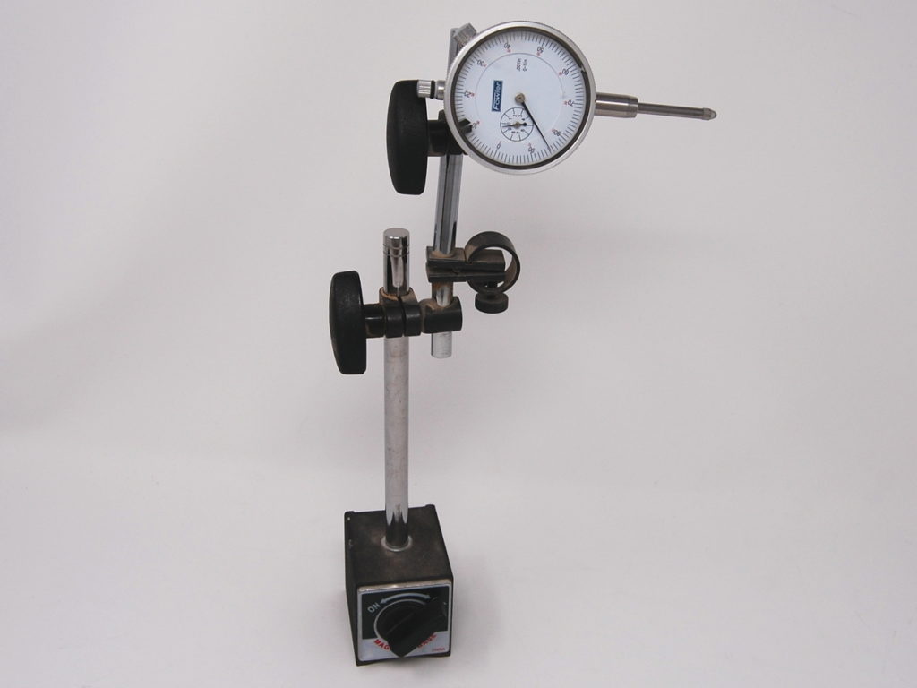 Dial indicator with magnetic base